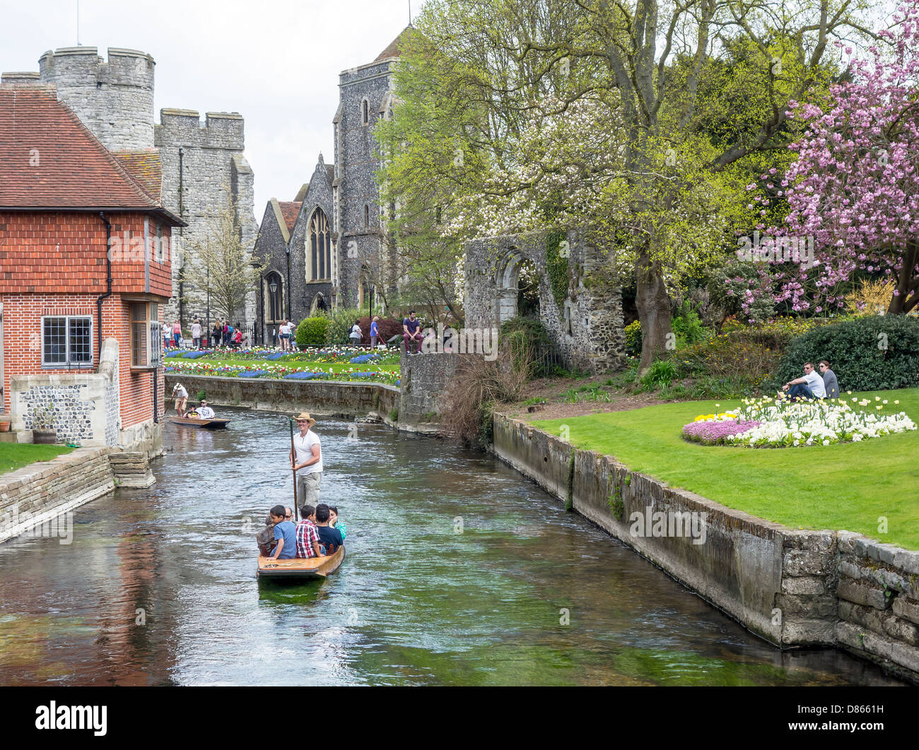 Asiatische Familie geniessen einen Punt Reise auf dem Fluss Stour Westgate Gärten Canterbury Kent England Stockfoto