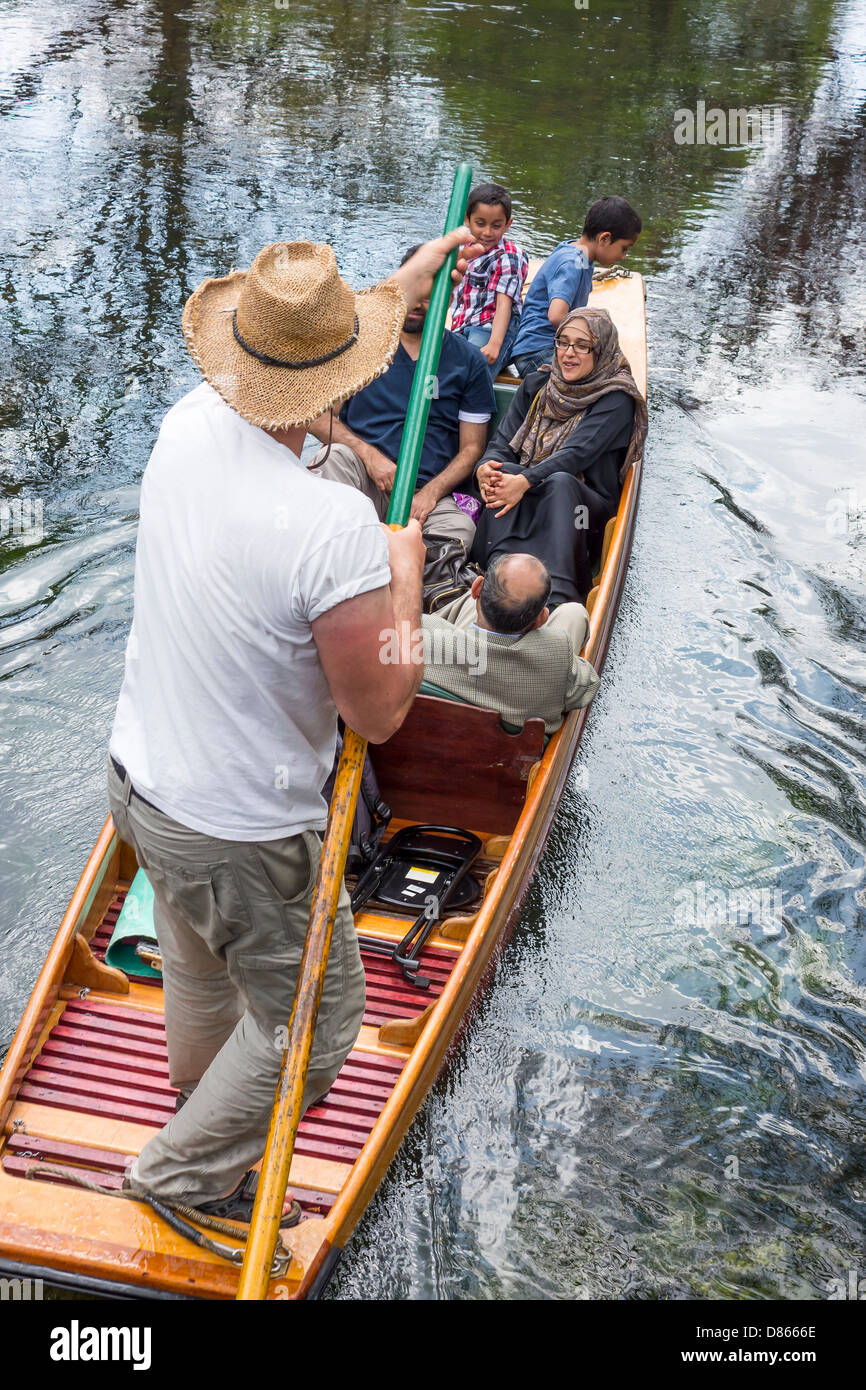 Asiatische Familie geniessen einen Punt Reise auf dem Fluss Stour Westgate Gärten Canterbury Kent England Stockfoto