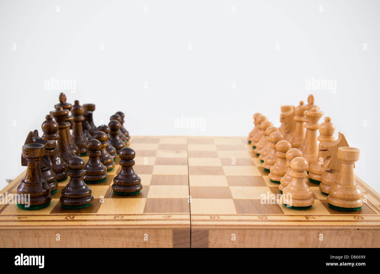 Schach auf dem Schachbrett auf weißem Hintergrund Stockfoto