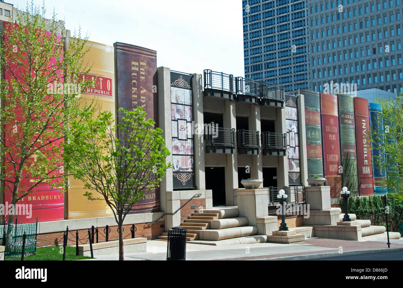 Kansas City Public Library, wo die Außenwände als Bücher ausgelegt sind Stockfoto