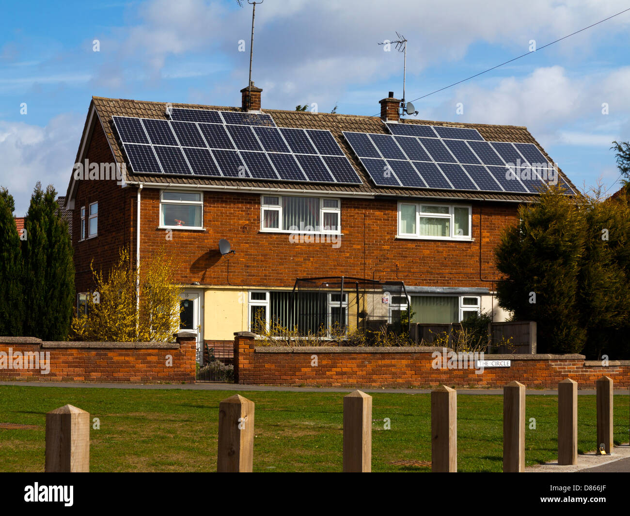 Foto Voltaic Solarzellen am Dach Doppelhaus Häuser Clipstone Dorfes Nottinghamshire England UK Stockfoto