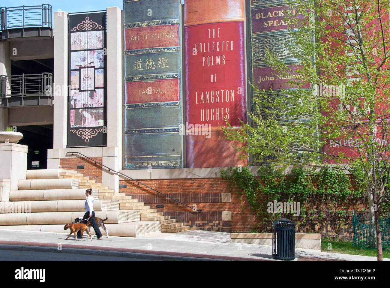 Kansas City Public Library, wo die Außenwände als Bücher ausgelegt sind Stockfoto