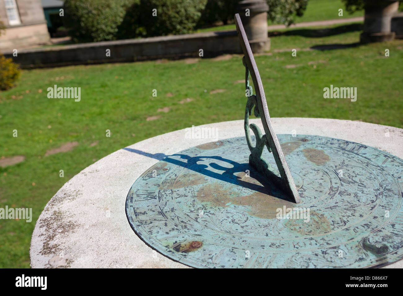 Eine Sonnenuhr im Garten der Gibside Hall Estate in Northumberland. National Trust. Stockfoto