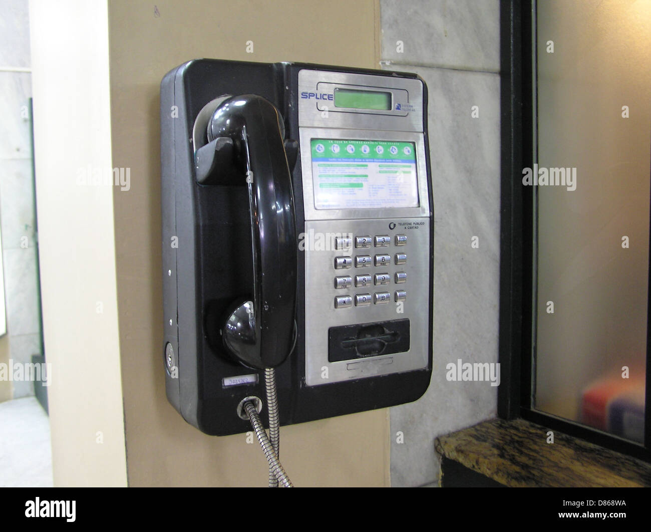 Eine Telefonzelle in Curitiba, Brasilien, aufgenommen auf einem Stockfoto. Dieses Bild zeigt ein typisches städtisches Merkmal, das oft in öffentlichen Räumen zu sehen ist, und bietet einen nostalgischen Einblick in die Kommunikationspraktiken vor der weitverbreiteten Nutzung von Mobiltelefonen. Stockfoto