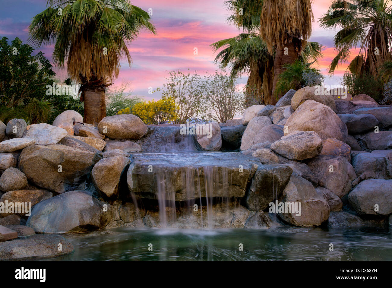 Wasserfälle in Faye Sarkowsky Skulpturengarten. Palm Desert, Kalifornien Stockfoto