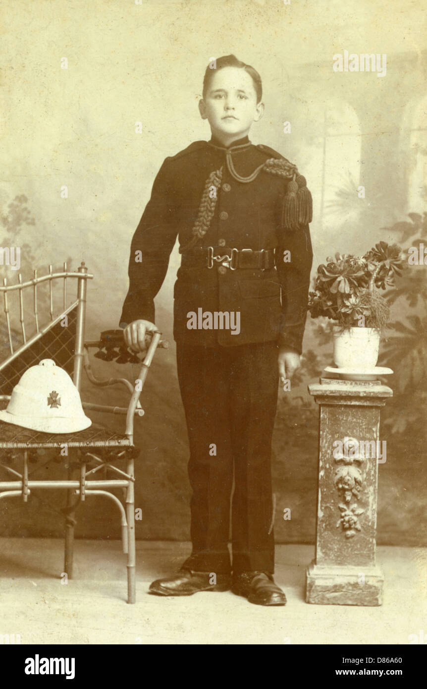 Ein Junge in Militäruniform Stockfoto