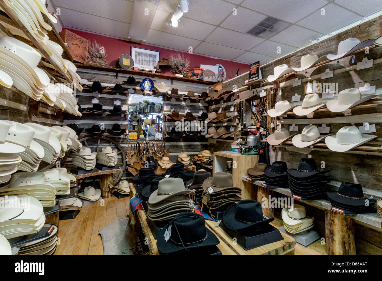 Cowboy-Hüte in einem westlichen Laden in Cody, Wyoming Stockfoto