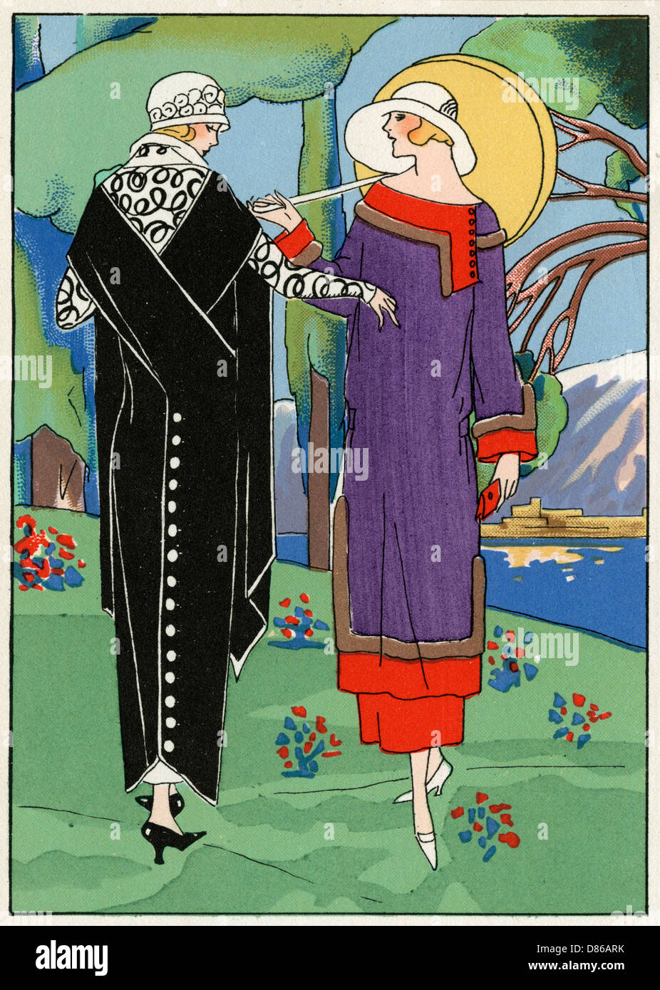 Zwei Damen gehen in Outfits von Redfern spazieren Stockfoto