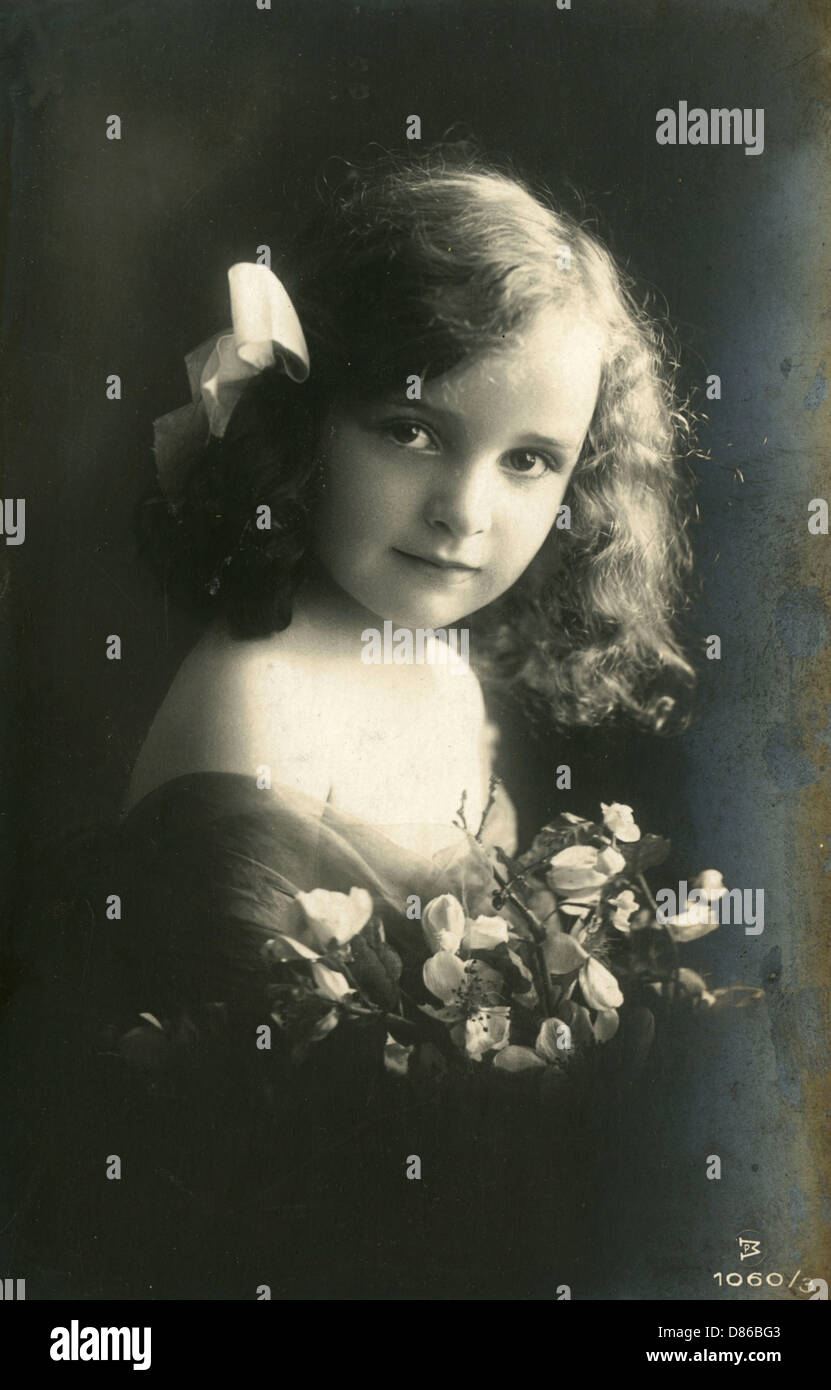 Hübsches Kind mit Blumen Stockfoto