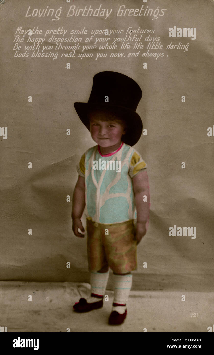 Kleiner Junge mit großem Hut auf einer Geburtstagskarte Stockfoto