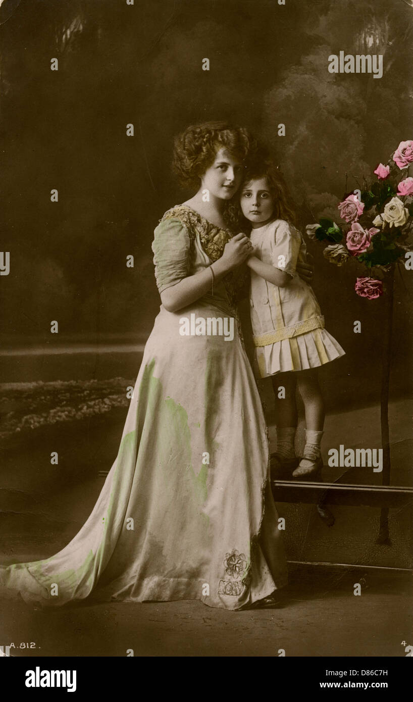 Frau und kleines Mädchen auf Studiofoto Stockfoto
