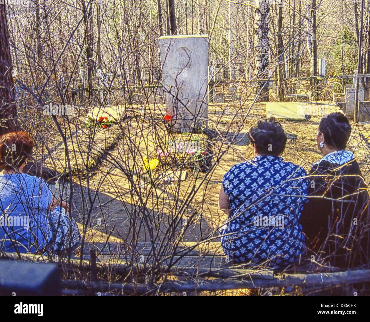 1. Mai 1987 - Peredelkino, RU - drei russische Frauen sitzen in der Kontemplation am Grab des Nobelpreis gewinnenden Autor Boris Pasternak (1890 – 1960), auf dem Friedhof in Peredelkino, einem Vorort von Moskau, Russland. Der berühmte russische Dichter und Romanschriftsteller, am bekanntesten als der Autor des Doctor Zhivago, erhielt den Nobelpreis für Literatur im Jahr 1958. Sein Grab ist regelmäßig besucht und von Bewunderern mit Blumen geschmückt. (Kredit-Bild: © Arnold Drapkin/ZUMAPRESS.com) Stockfoto