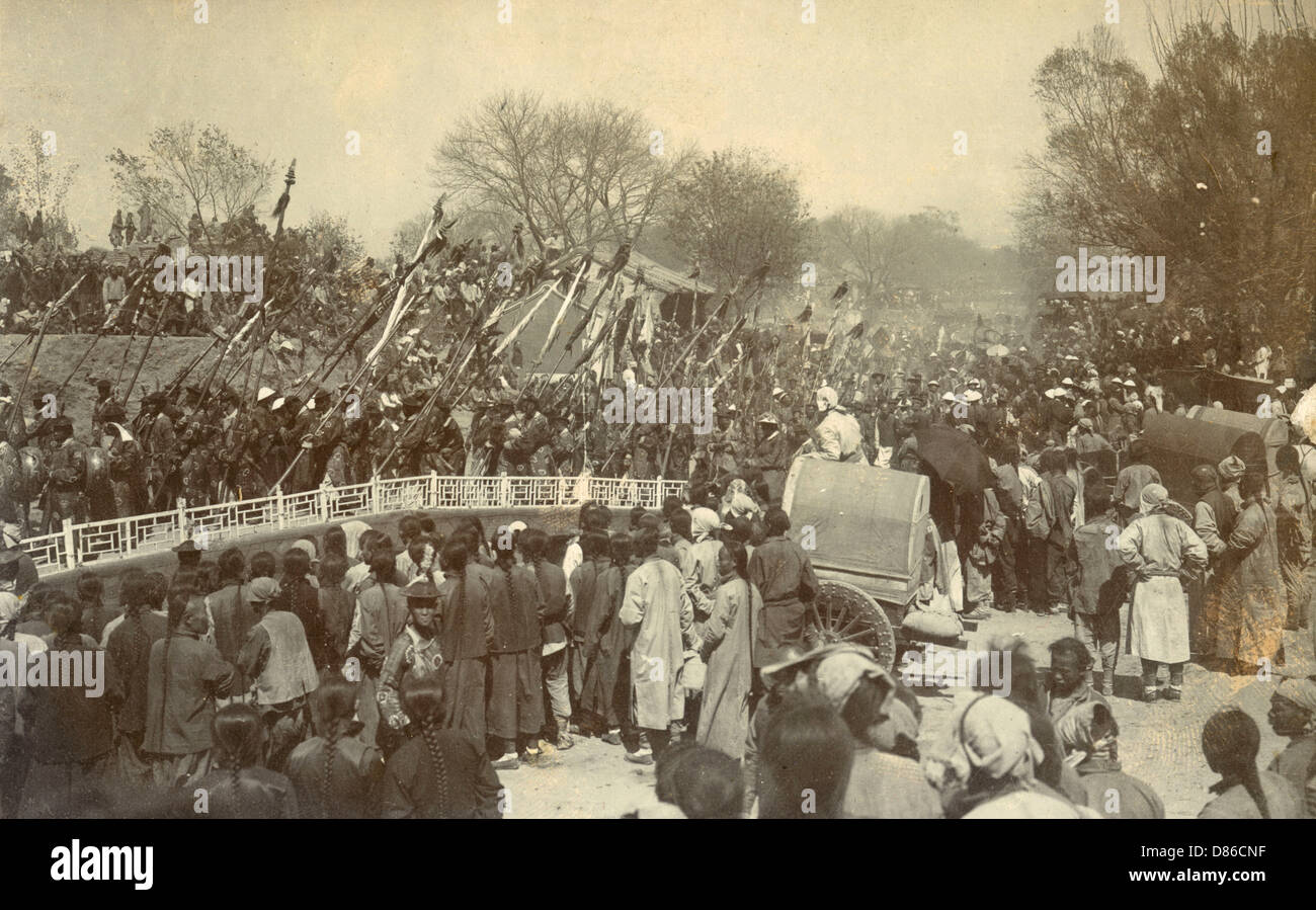 Überfüllte Straße mit Parade, China Stockfoto