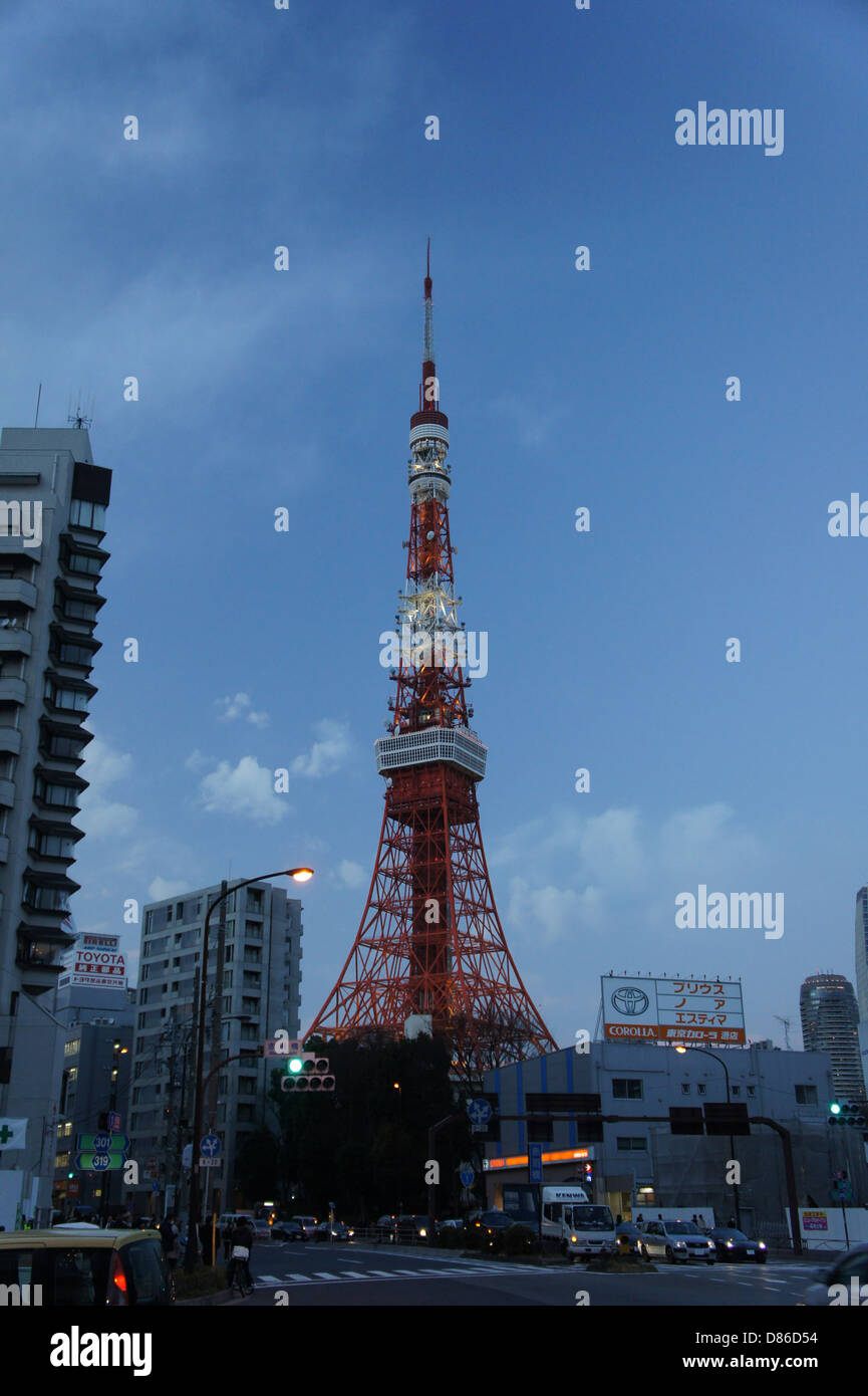 Der Tokyo Tower, der hier kurz nach dem Erdbeben von Tohoku im Jahr 2011 zu sehen ist, bleibt ein ikonisches Symbol für Japans Widerstandsfähigkeit. Das Erdbeben verursachte weitreichende Zerstörungen, aber der Tokyo Tower und die Wahrzeichen der Stadt waren ein starkes Zeugnis für Japans technische und wirtschaftliche Bemühungen. Stockfoto