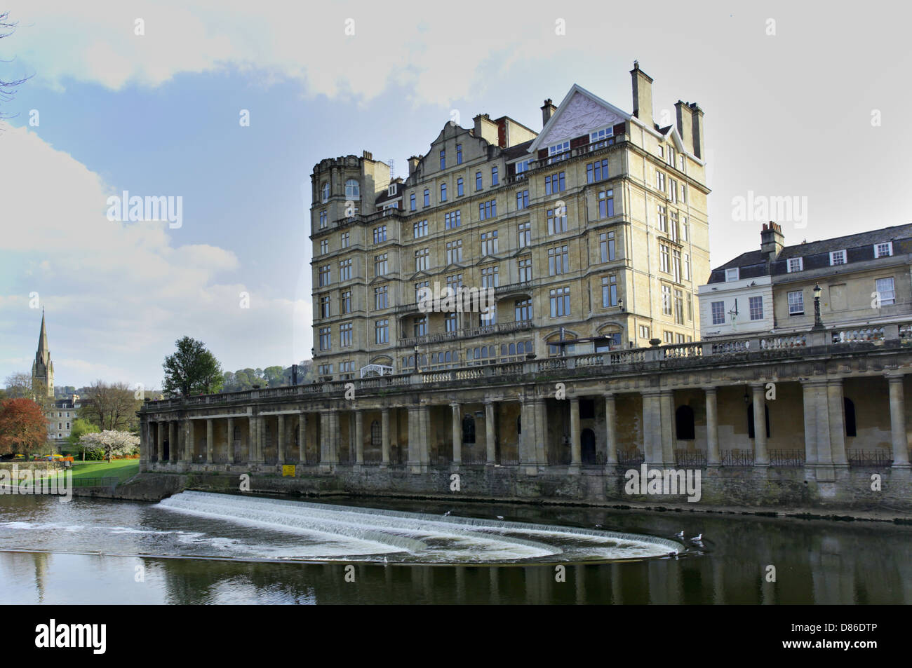 Ein Blick auf das ehemalige Empire Hotel, neben dem Fluss Avon in Bath, Somerset, England. Stockfoto