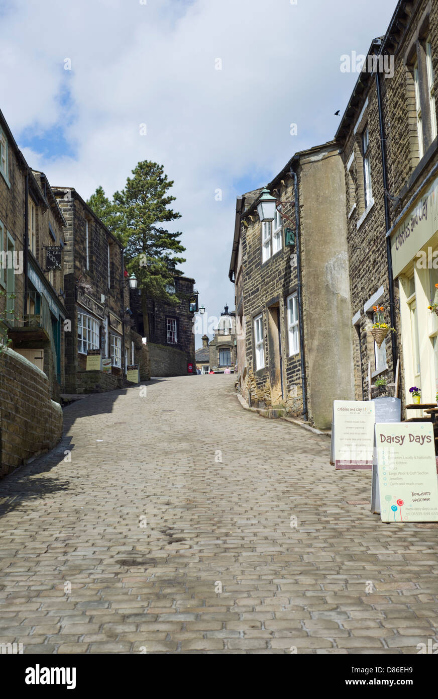 Die Hauptstraße durch das Dorf von Haworth in West Yorkshire, England, UK Stockfoto