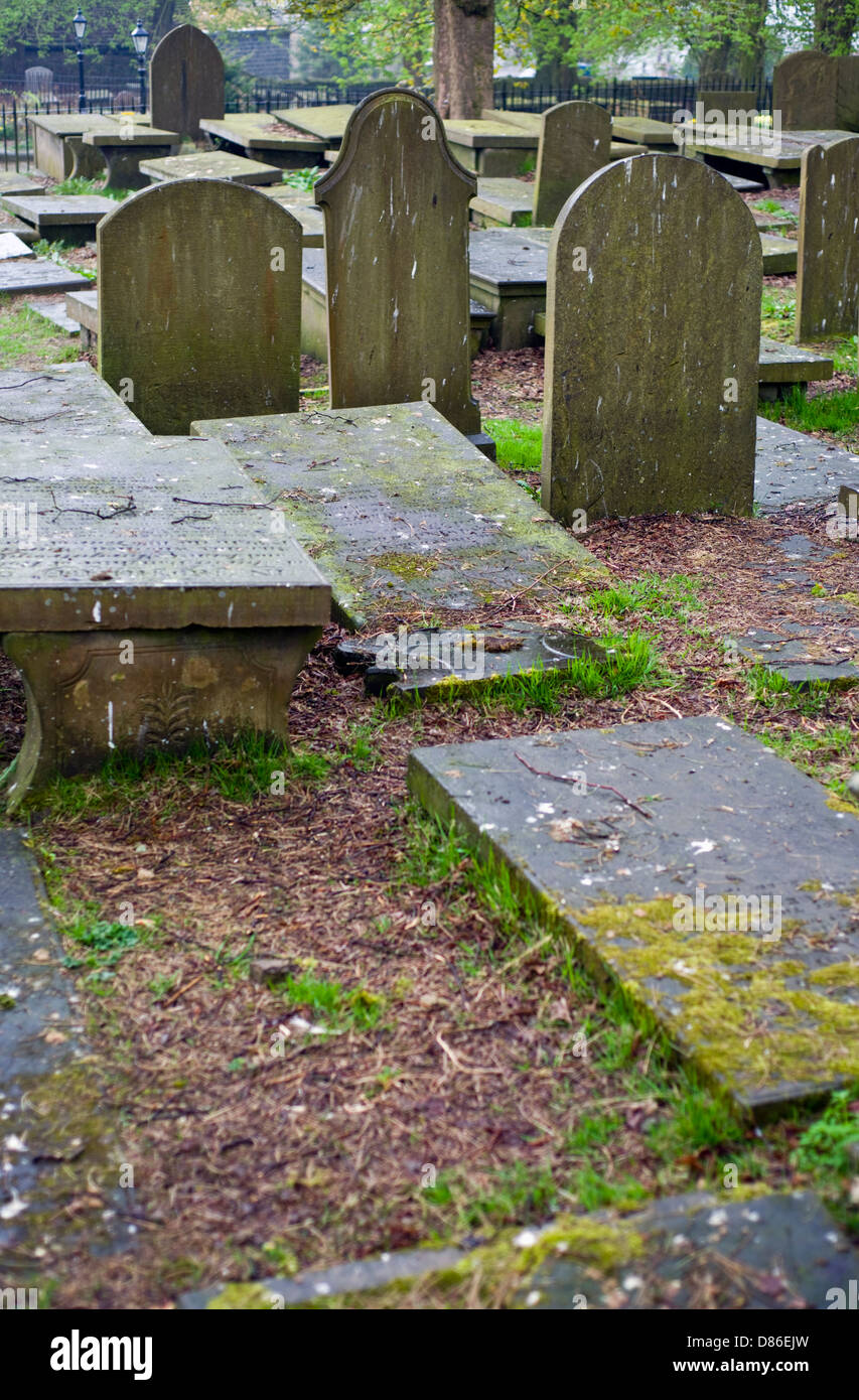 Der Friedhof neben der Bronte Pfarrhaus in Haworth, West Yorkshire, England, UK Stockfoto