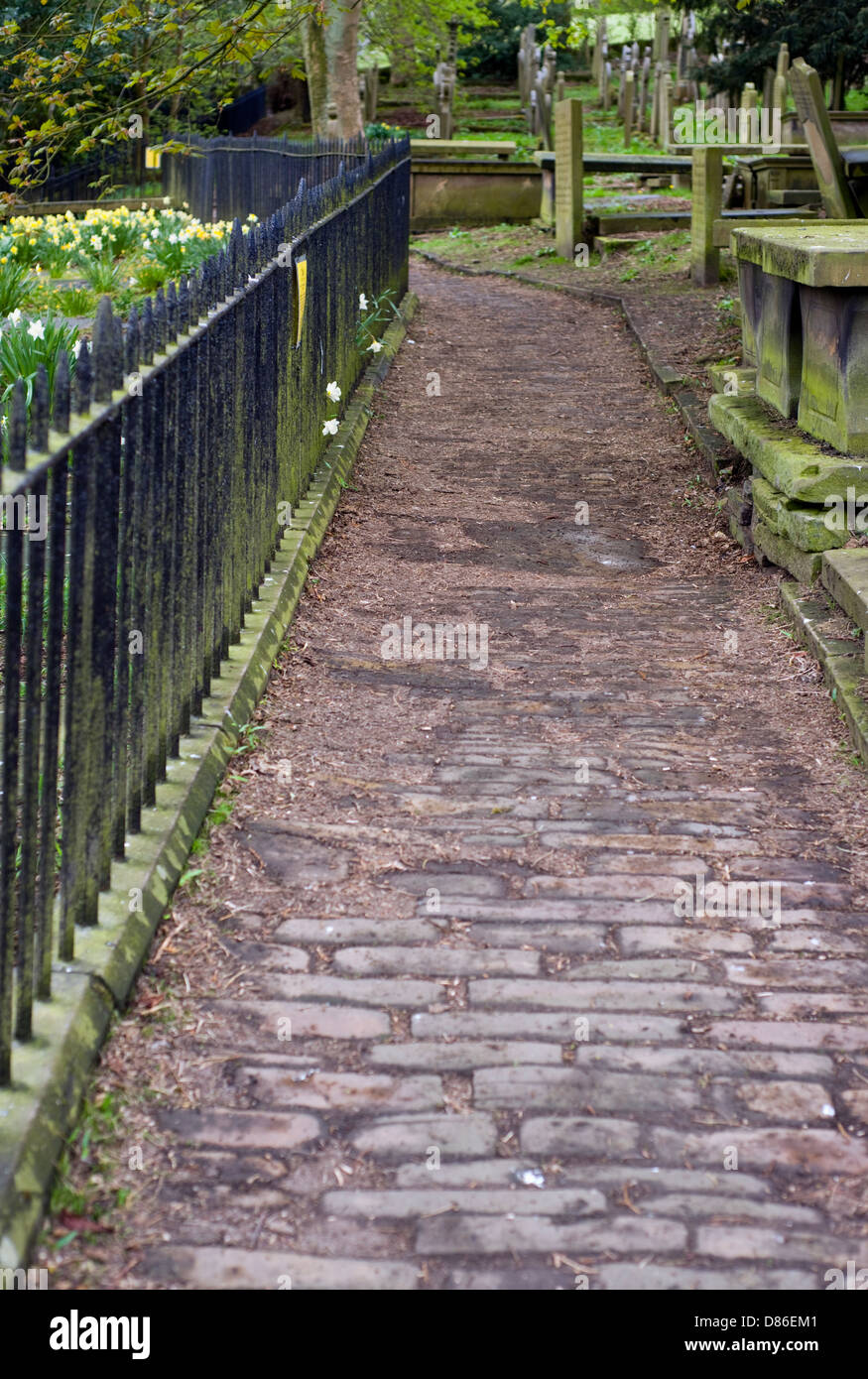 Weg durch den Friedhof neben der Bronte Parsonage Museum in Haworth, West Yorkshire, England, Großbritannien Stockfoto