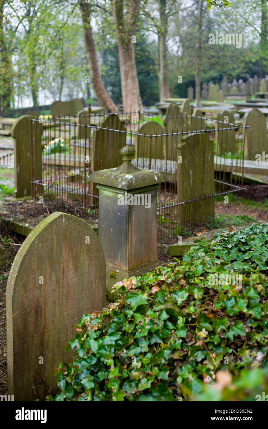 Der Friedhof neben der Bronte Pfarrhaus in Haworth, West Yorkshire, England, UK Stockfoto