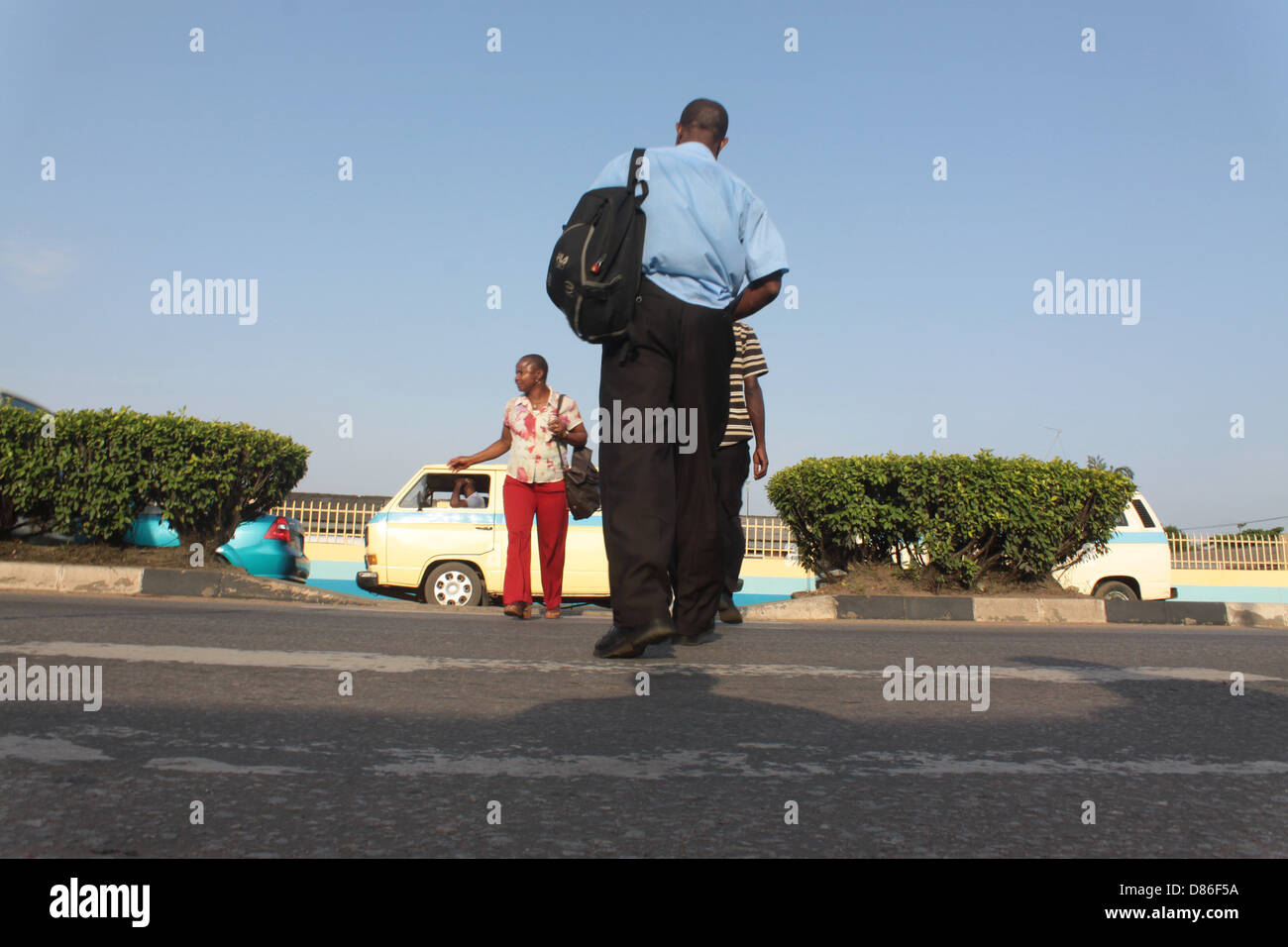 Menschen zu Fuß auf einem Zebrastreifen Stockfoto