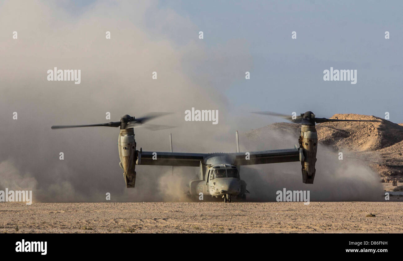 Ein US Marine Corps MV-22 Osprey Flugzeug bereitet abzunehmen während einer Übung 29. April 2013 in Afghanistan. Stockfoto