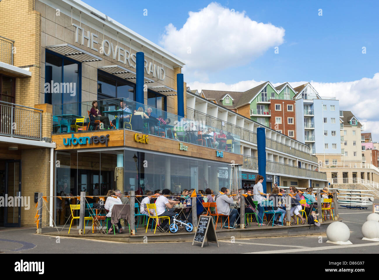 Urban Reef Café Deli Restaurant in Boscombe Beach an der Overstrand auf Boscombe promenade, die Seebrücke und Strand mit Blick auf Stockfoto