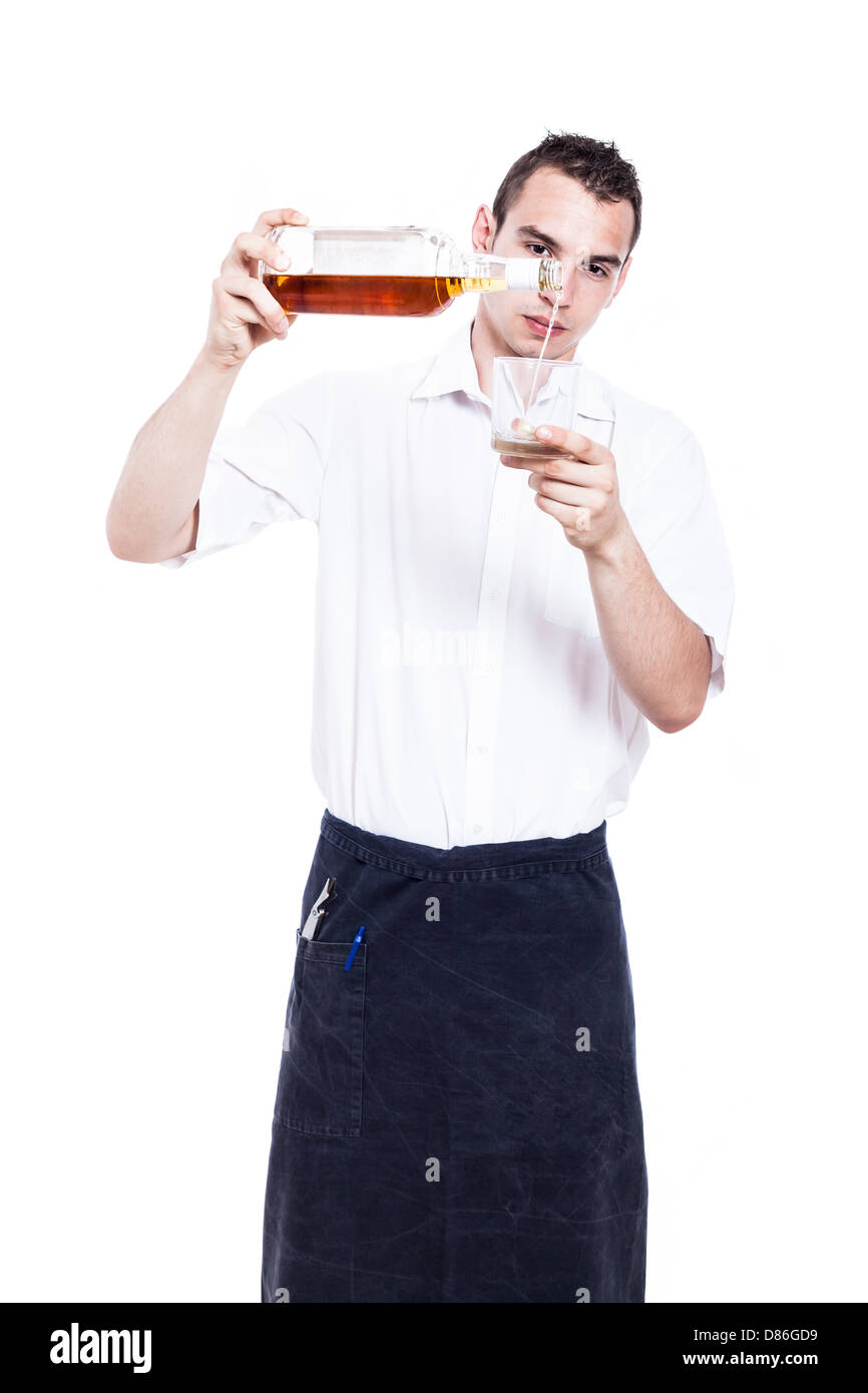 Jungen Kellner Gießen Glas Whiskey, isoliert auf weißem Hintergrund Stockfoto