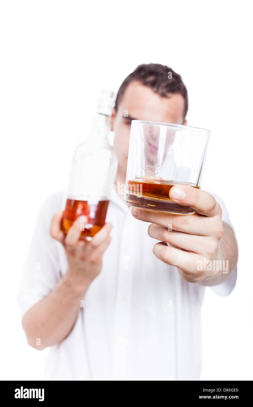Mann mit Glas und Flasche Whiskey, isoliert auf weißem Hintergrund Stockfoto