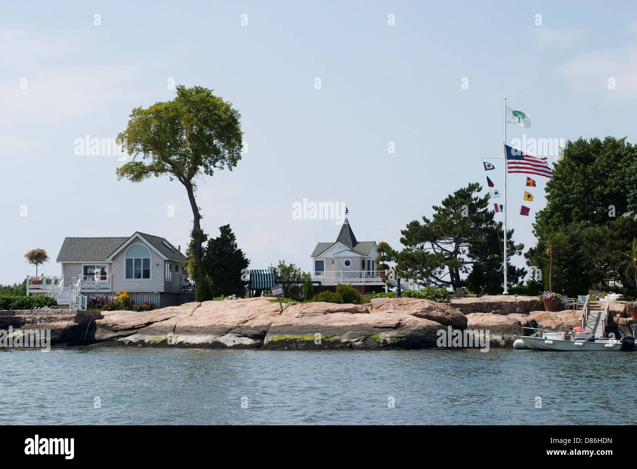 Die Häuser sind in der Nähe von Wasser auf der felsigen Insel Küste im Long Island Sound, Connecticut USA. Stockfoto