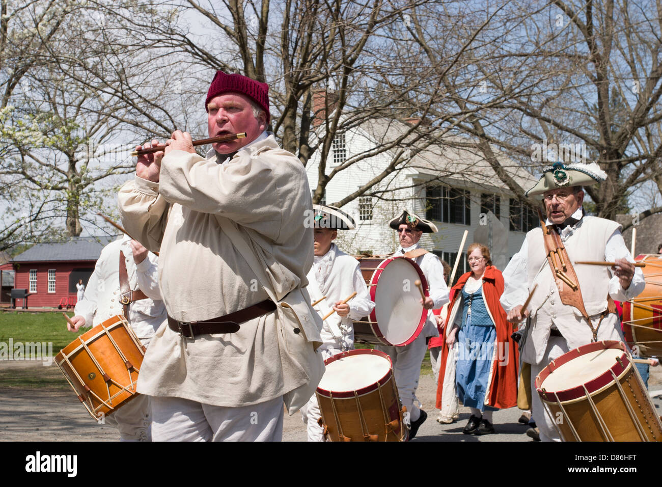 Re-enactment marschieren in die Parade markiert den Beginn des Unabhängigkeitskrieges in historischen Deerfield, Massachusetts. Stockfoto