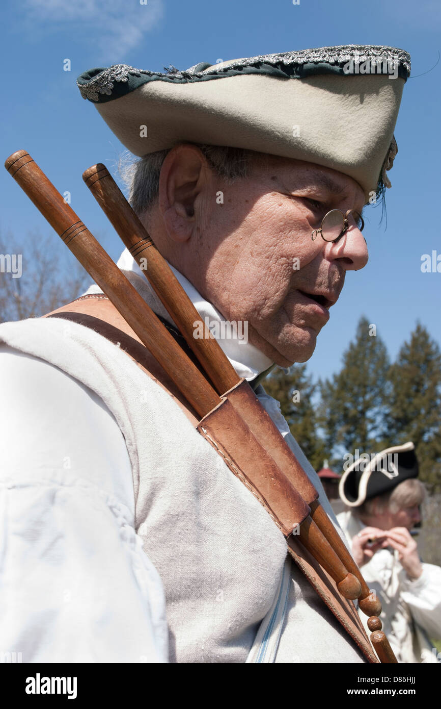 Ein Mitglied der Trommel und Pfeife Korps Trommeln, Freiwillige für die Deerfield Milizen gegen die Briten bei historischen Deerfield, MA Stockfoto