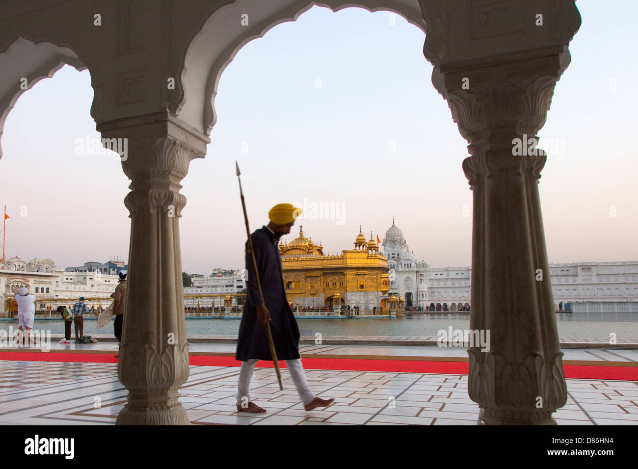 Sikh, Amritsar, Punjab, Indien Wache patrouillieren in den goldenen Tempel Stockfoto