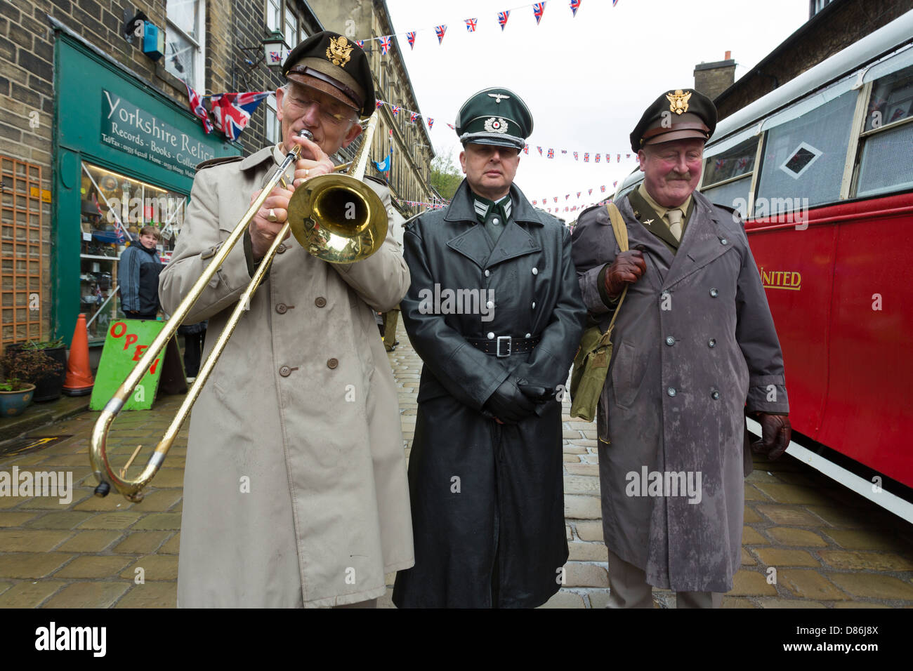 Zwei Männer in amerikanischen Armee Uniformen, einer Posaune, mit einem Mann in Deutschland Armee-Uniform zu spielen. Haworth 1940er Jahren Wochenende, Mai 2013. Stockfoto