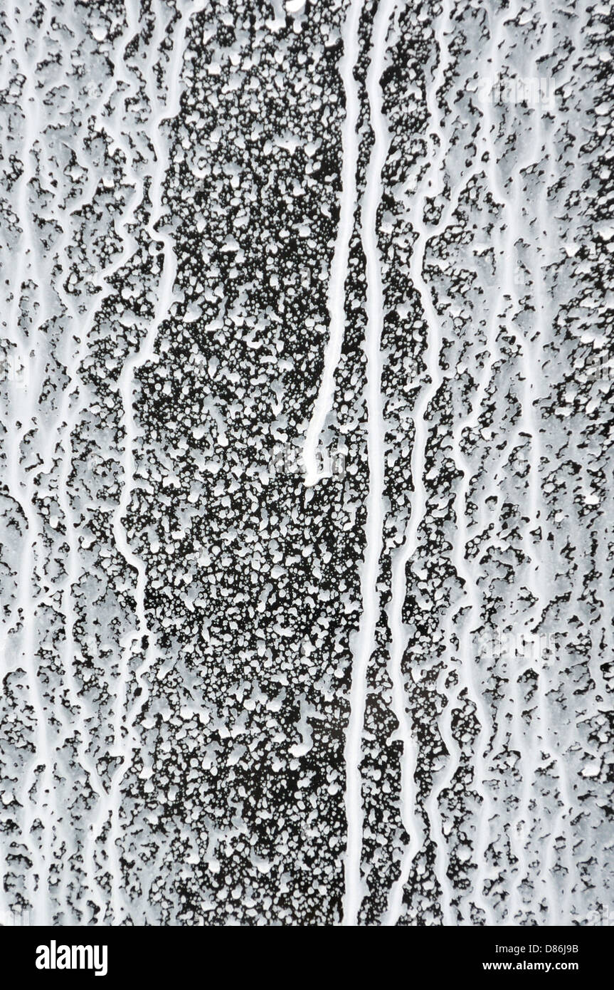 Abstrakte Farbe Splash. Schmutzige weiße Farbtropfen auf schwarzem Hintergrund. Stockfoto