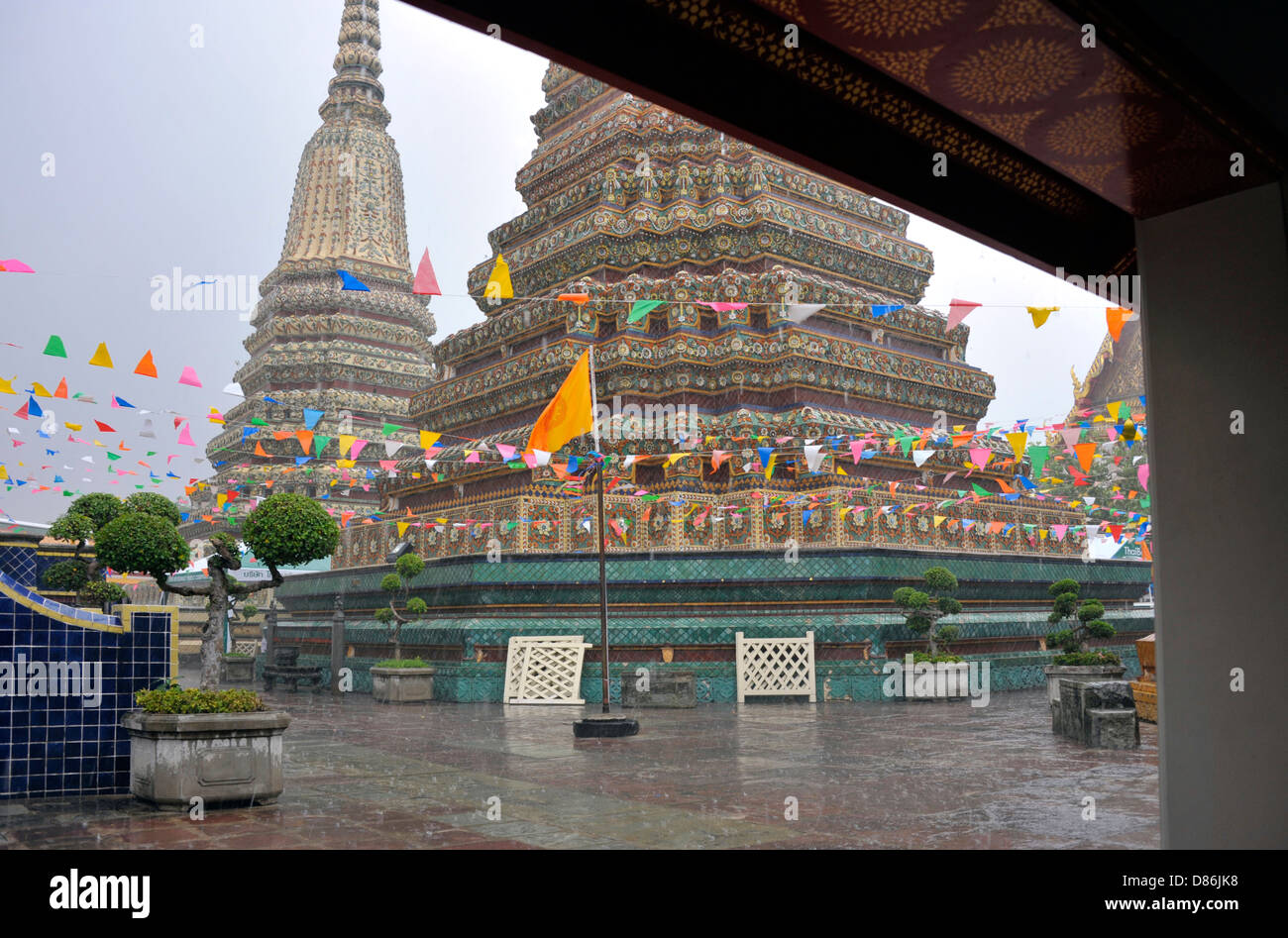 Regenzeit Regenguss am Wat Pho Tempel in Bangkok, Thailand. Stockfoto
