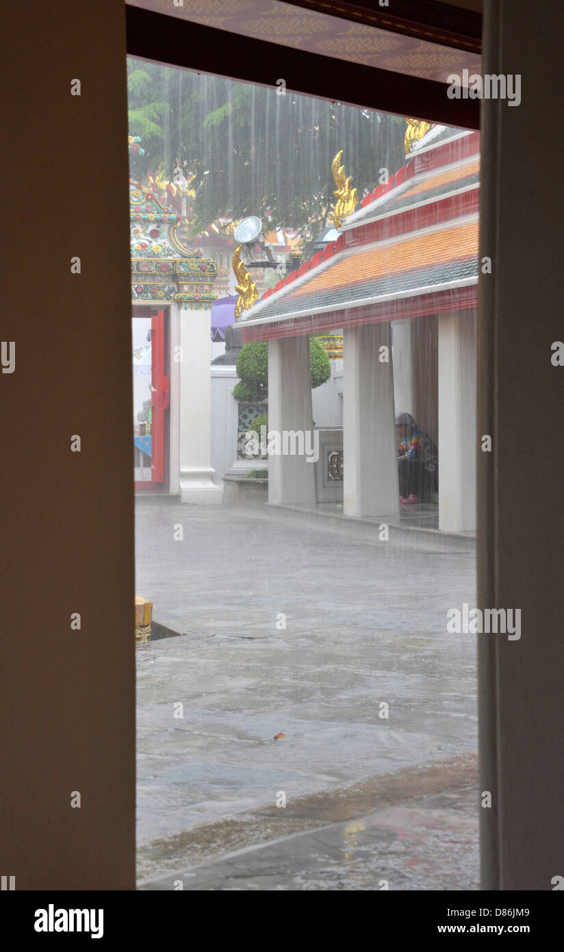 Regenzeit Regenguss am Wat Pho Tempel in Bangkok, Thailand. Stockfoto