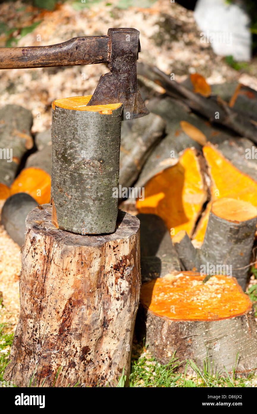 Melden Sie sich Orange Erlenholz und Axt Spalten Stockfoto