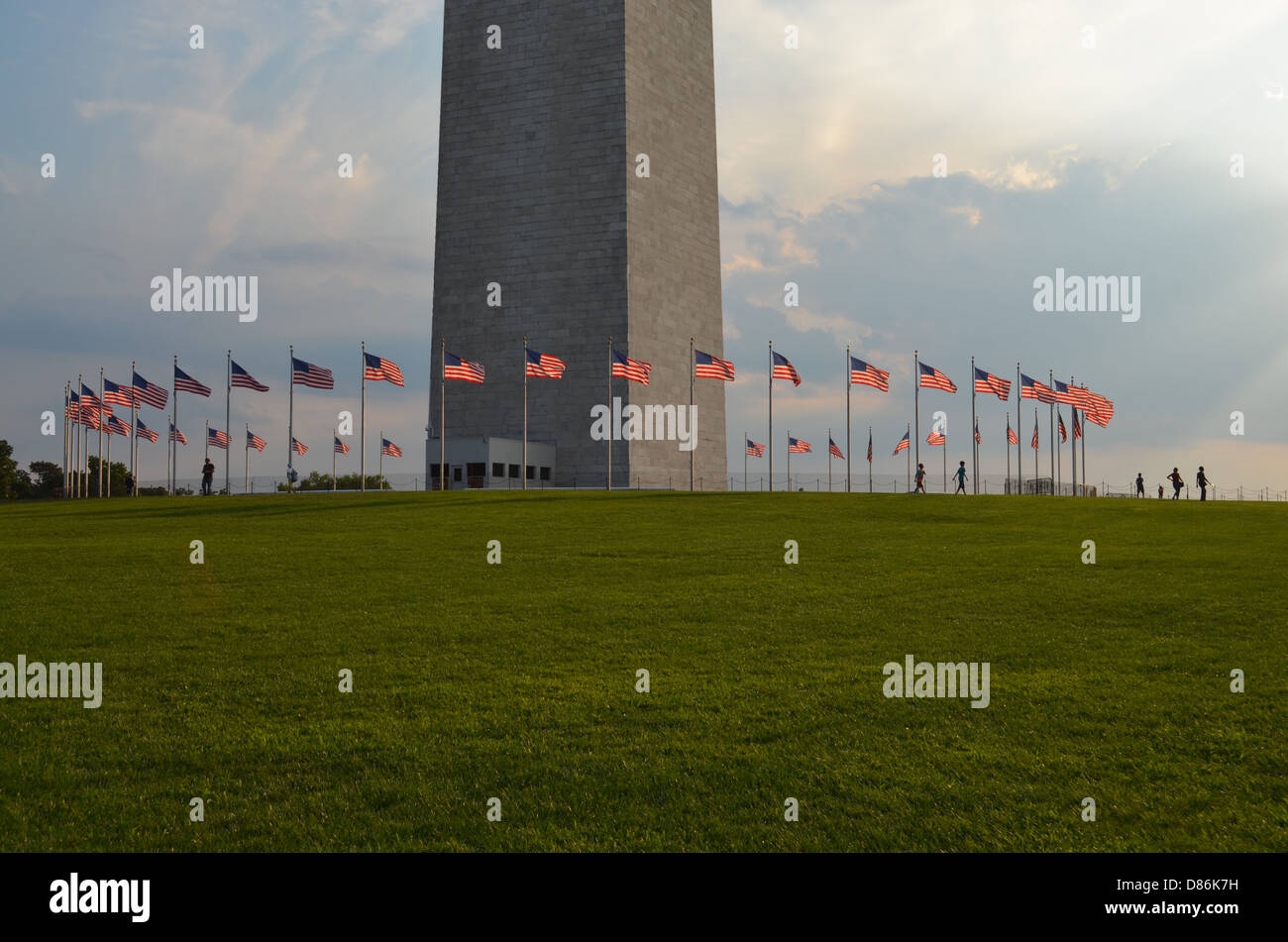 US-Fahnen flattern am Washington Monument Stockfoto