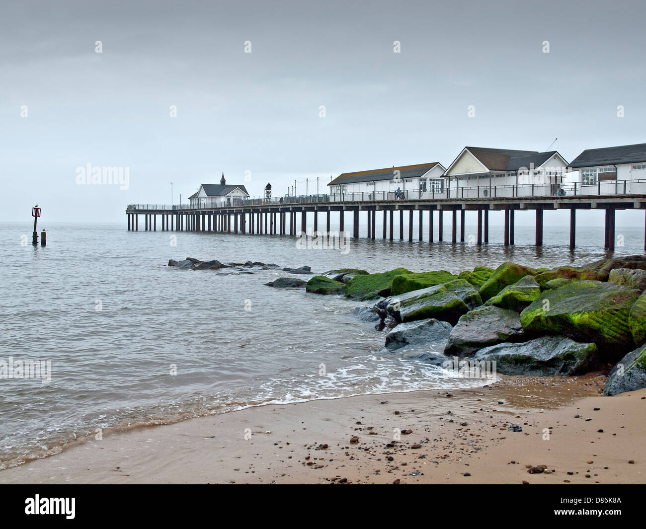 Schöner Sandstrand und Southwold Pier, beliebter Urlaubsort für East Anglia, Großbritannien Stockfoto