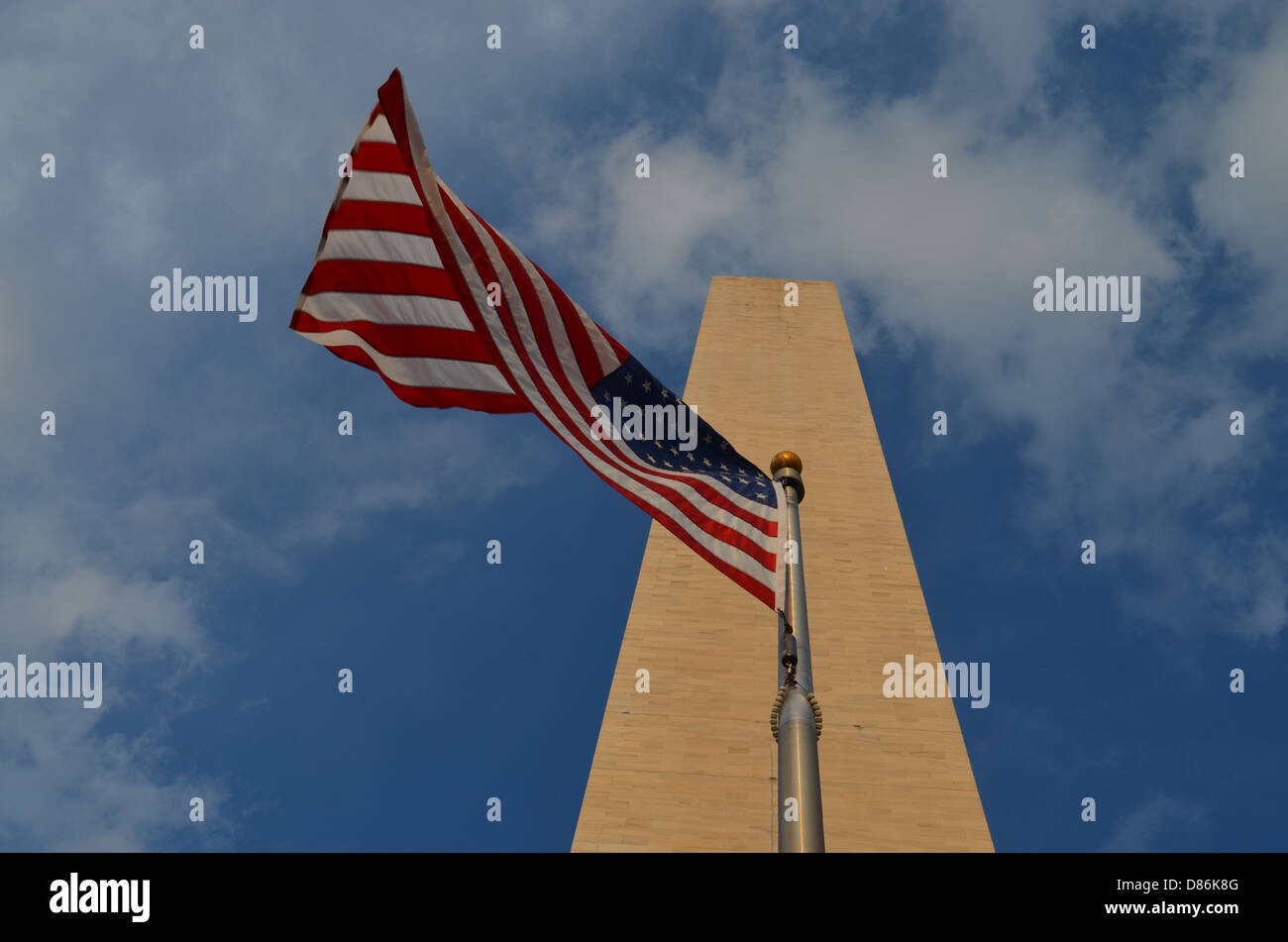 US-Flagge flattern am Washington Monument Stockfoto