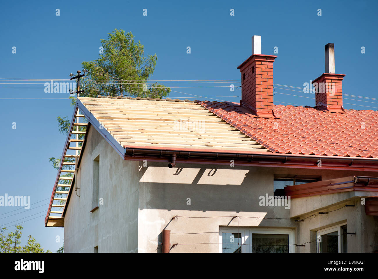 Dachsanierung ausgesetzt Holz Sparren und Fliesen Stockfoto