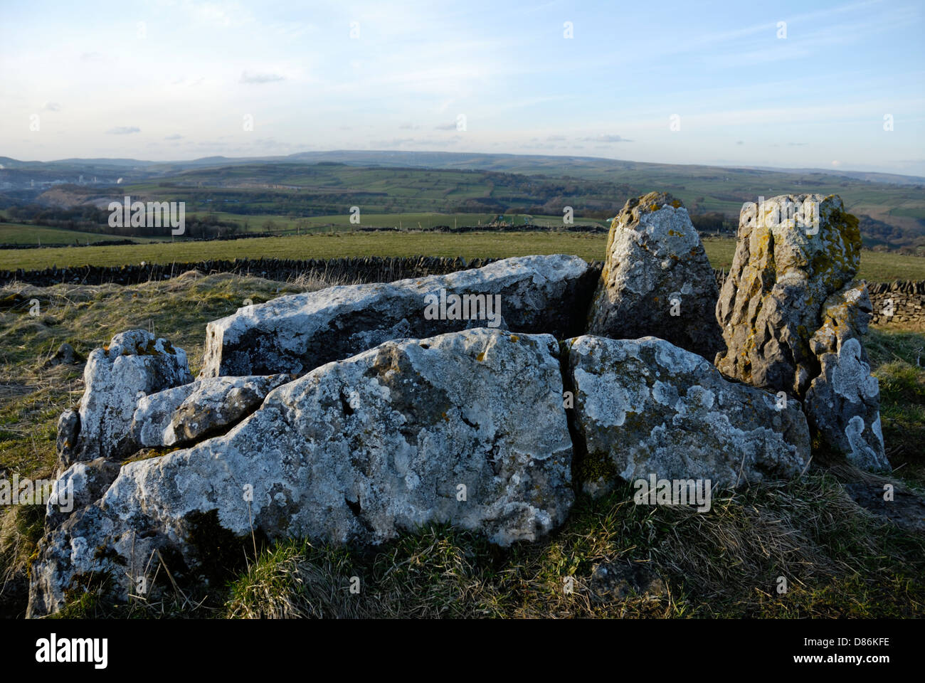 Fünf Brunnen chambered Cairn, neolithische runden Grabhügel mit erstaunlichen Landschaft Ansichten, The Peak District, England, UK Stockfoto