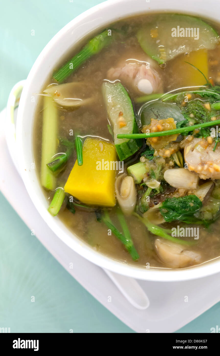 Nahaufnahme einer herzhaften dicke Suppe aus Schweinefleisch, Gewürze und Gemüse Stockfoto