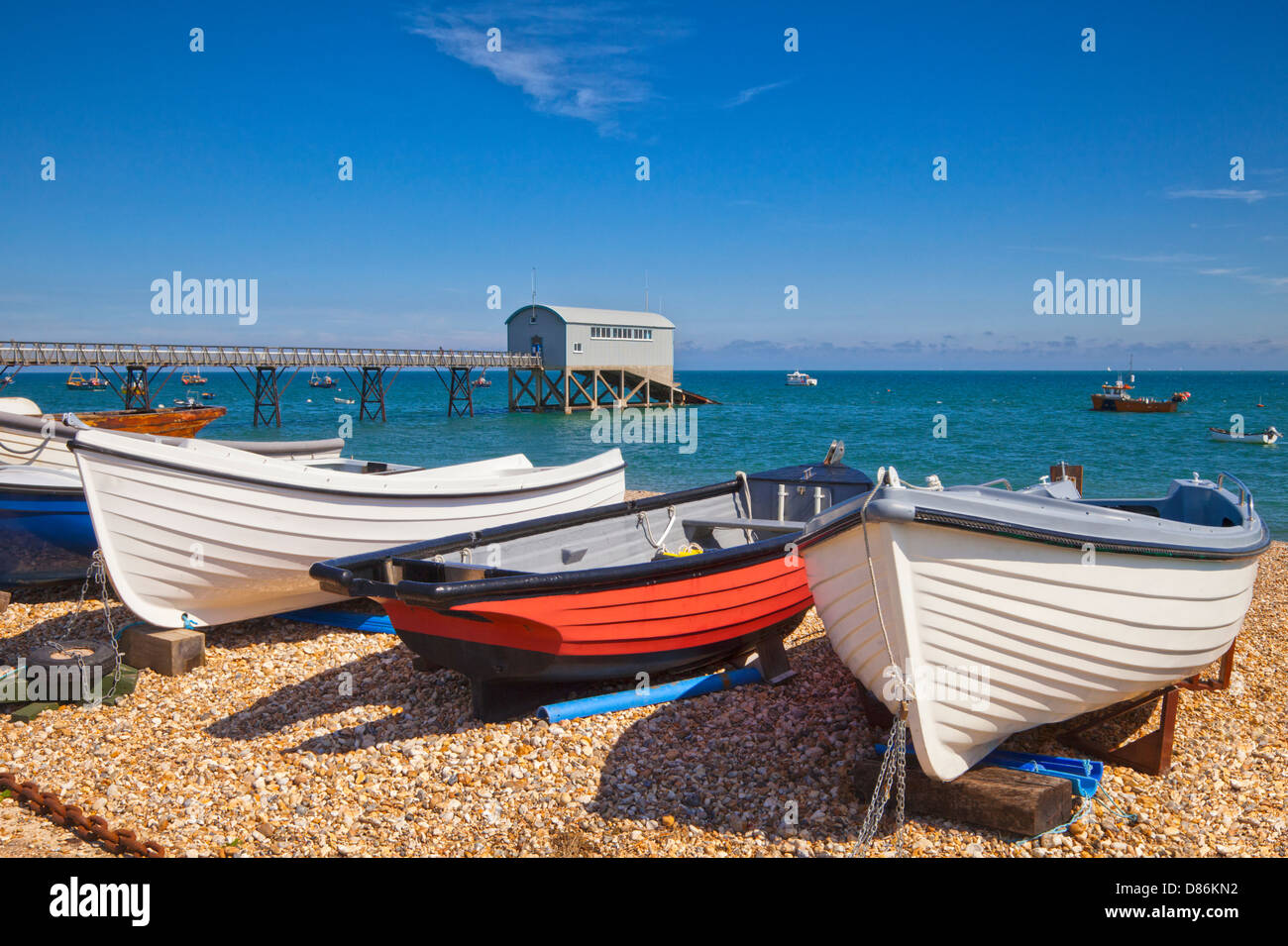 Selsey Bill, auf der Küste von West Sussex, England, mit Booten und die Rettungsstation. Stockfoto