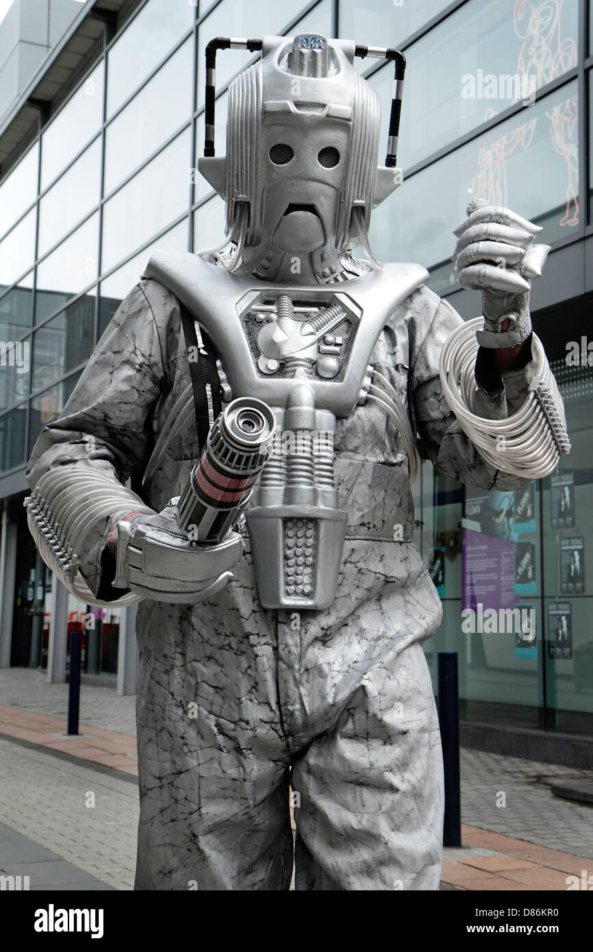 Fan von der britischen Science-Fiction-TV-Serie Dr. Who gekleidet als Zeichen deute. Stockfoto