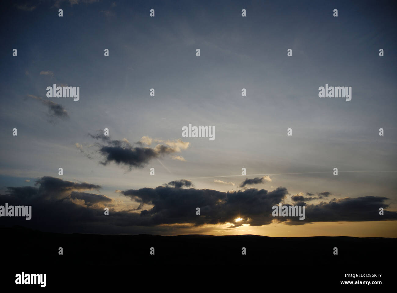 Sonnenuntergang mit Wolken über die Landschaft und die Hügel von Chelmorton, The Peak District, England, Großbritannien, UK Stockfoto