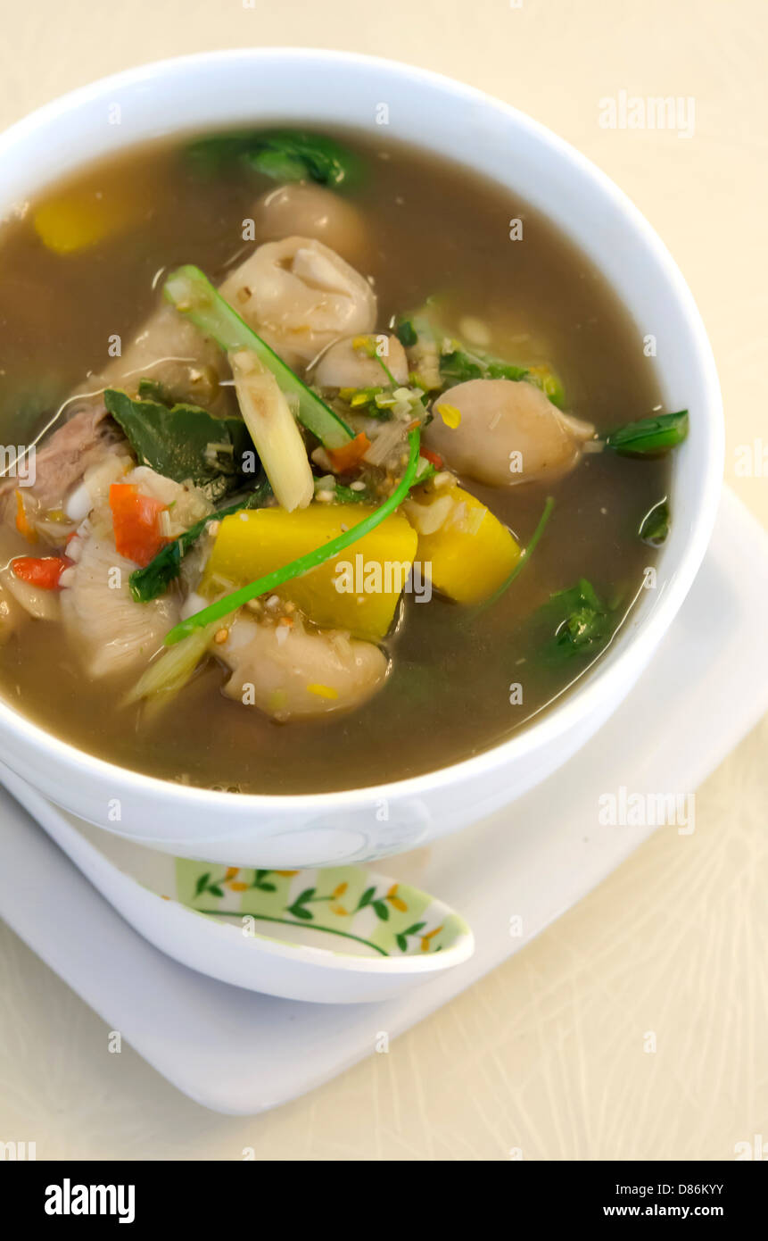 Draufsicht würzige Suppe aus Schweinefleisch, Gewürze und Gemüse Stockfoto