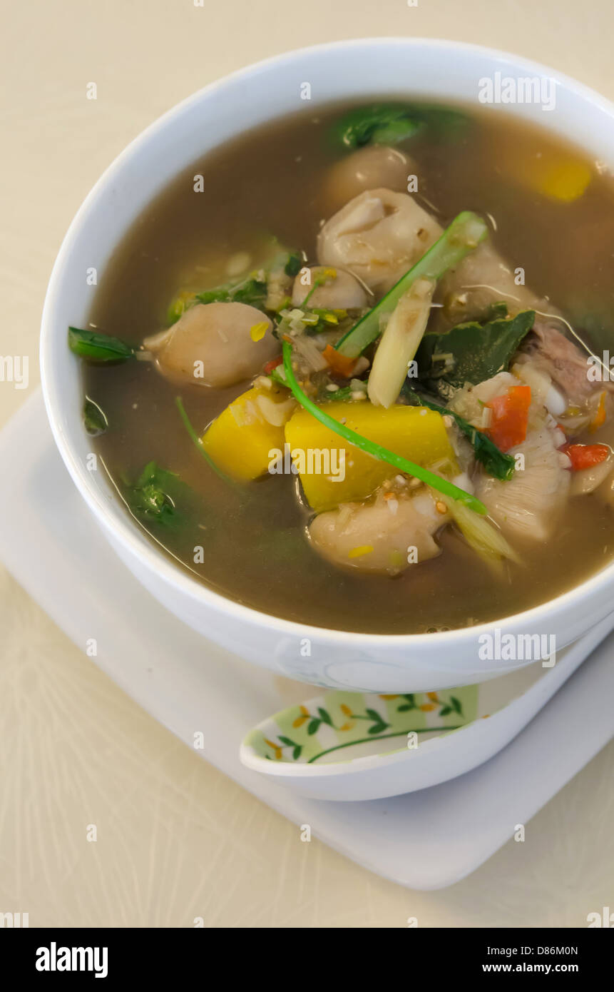 Draufsicht würzige Suppe aus Schweinefleisch, Gewürze und Gemüse, asiatische Küche Stockfoto