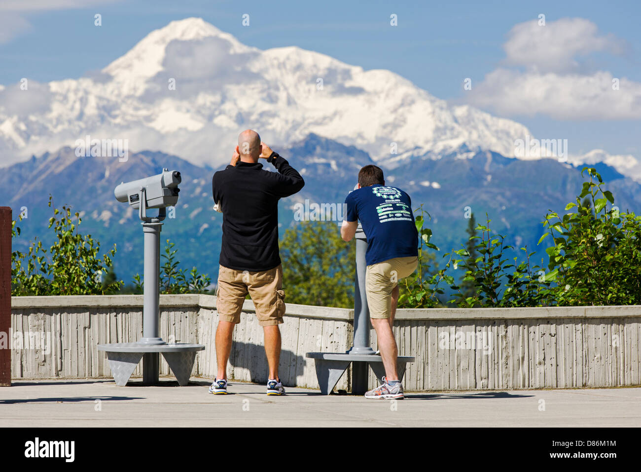 Touristen sehen Alaska Range & Denali Berg (Mt. McKinley) von "Denali Sicht Süd" George Parks Highway 3, Alaska, USA Stockfoto