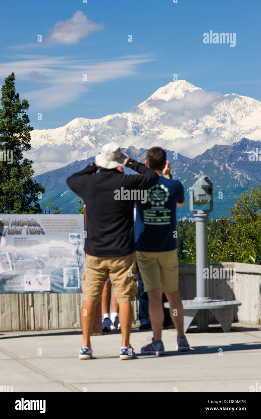 Touristen sehen Alaska Range & Denali Berg (Mt. McKinley) von "Denali Sicht Süd" George Parks Highway 3, Alaska, USA Stockfoto